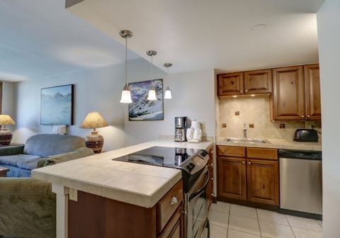 Condo, 1 Bedroom | Private kitchen | Fridge, oven, coffee/tea maker, toaster