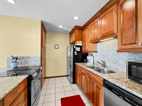 Condo, 2 Bedrooms | Private kitchen | Fridge, oven, coffee/tea maker, toaster