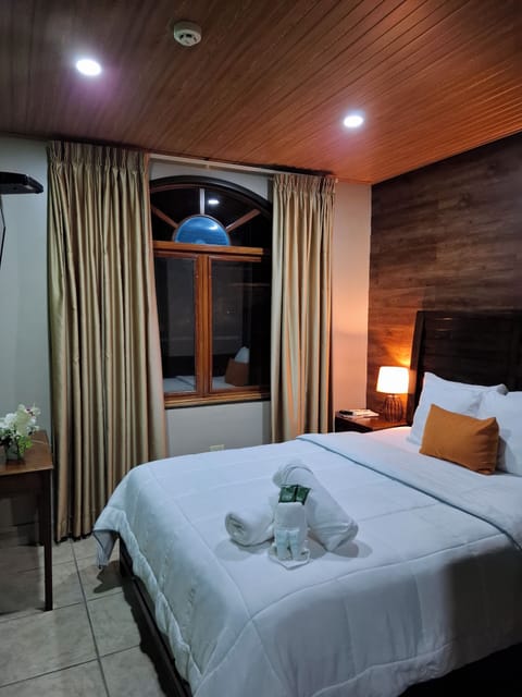 Standard Single Room, 1 Queen Bed | Blackout drapes, rollaway beds, free WiFi, bed sheets