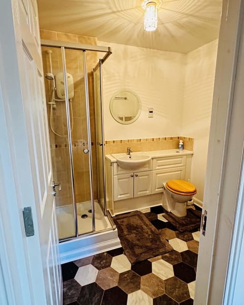 Apartment | Bathroom | Shower, deep soaking tub, free toiletries, towels