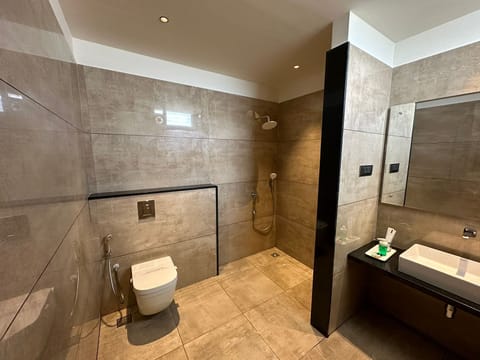 Family Double Room | Bathroom | Shower, free toiletries, towels, soap