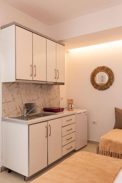 Triple Room | Private kitchen | Mini-fridge, stovetop, coffee/tea maker