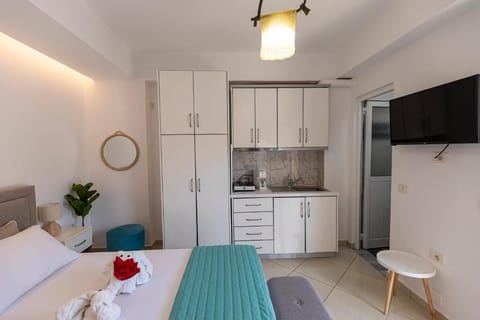 Double Room, Balcony | Private kitchen | Mini-fridge, stovetop, coffee/tea maker