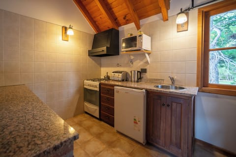 Cabaña standard chica en planta alta (4 pax) | Private kitchen | Mini-fridge, microwave, oven, stovetop