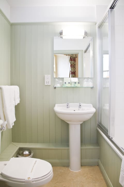 Family Room, Non Smoking | Bathroom | Combined shower/tub, free toiletries, hair dryer, towels