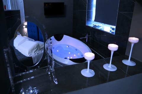 Luxury Suite, 1 King Bed, Jetted Tub, Tower | Private spa tub