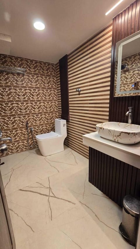 Superior Double Room | Bathroom | Shower, towels, soap, shampoo