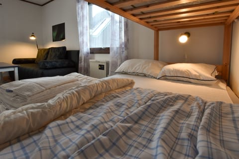 Apartment (with 3 tripple rooms) | Free WiFi, bed sheets