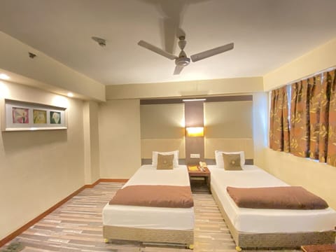 Modern Double Room | In-room safe, desk, soundproofing, free WiFi