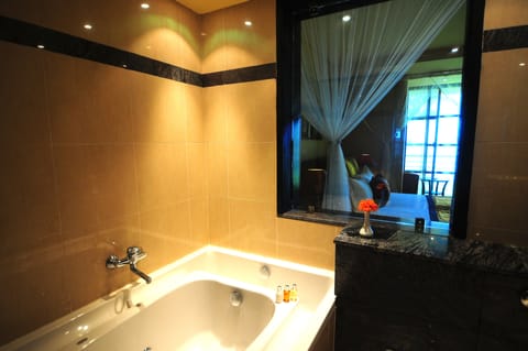 Presidential Suite, 2 Bedrooms, Lake View | Jetted tub