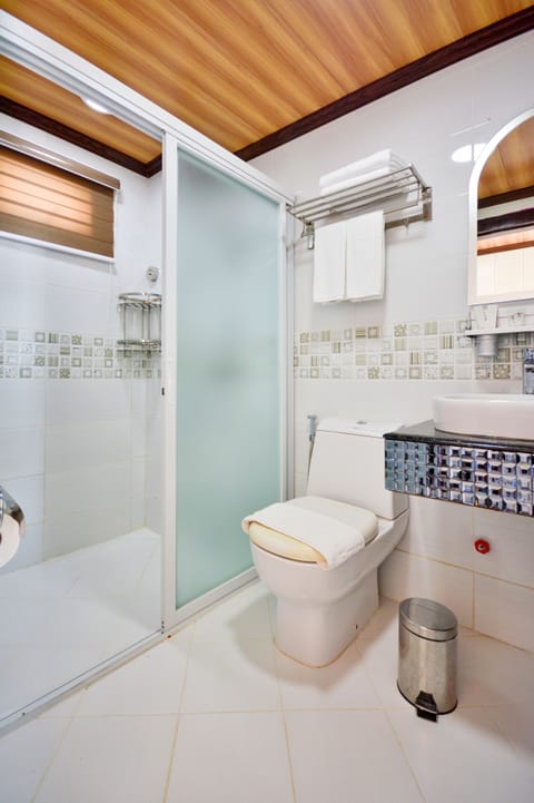 	 Deluxe with Sea View (Beachfront) | Bathroom | Shower, hair dryer, slippers, bidet