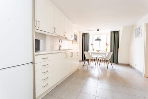 Superior Apartment, 1 Bedroom | Private kitchen | Fridge, microwave, oven, stovetop