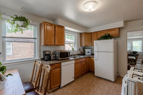 Apartment, 2 Bedrooms | Private kitchen | Fridge, oven, coffee/tea maker, toaster