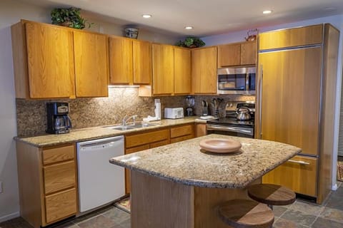 Deluxe Condo, 3 Bedrooms (2 1/2 Bath) | Private kitchen | Full-size fridge, microwave, oven, stovetop