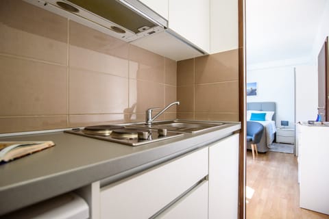 Comfort Studio Suite, Garden View | Private kitchen | Full-size fridge, microwave, stovetop, coffee/tea maker