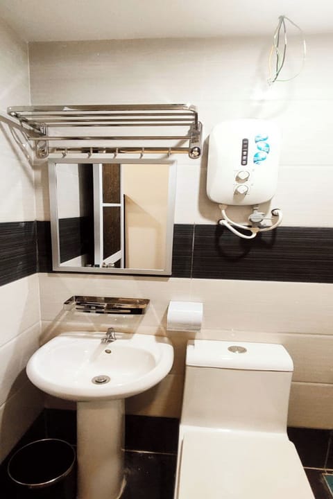 Superior Twin (Window) | Bathroom | Shower, rainfall showerhead, free toiletries, hair dryer