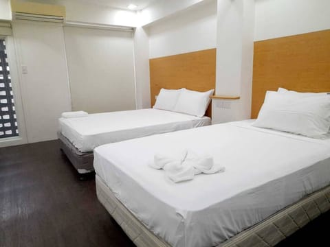 Suite Triple | Laptop workspace, free WiFi, bed sheets