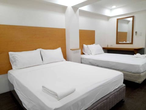 Suite Triple | Laptop workspace, free WiFi, bed sheets