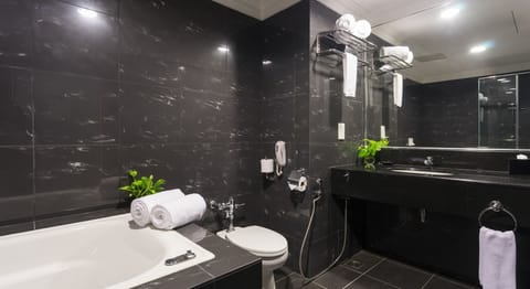 Deluxe Room | Bathroom | Shower, free toiletries, hair dryer, towels