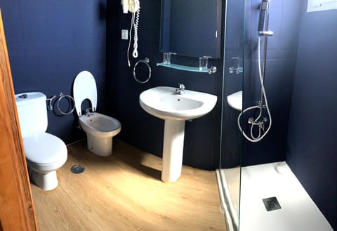 Combined shower/tub, eco-friendly toiletries, hair dryer, towels