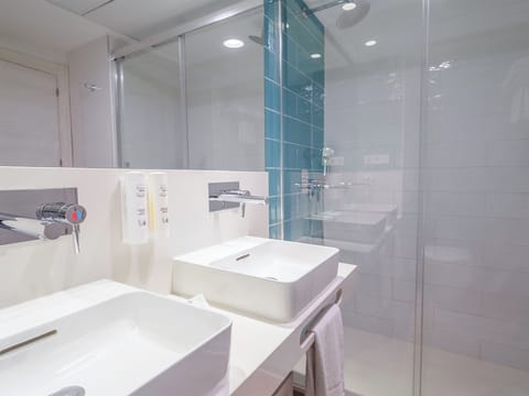 Shower, rainfall showerhead, free toiletries, hair dryer