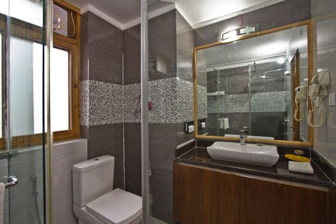 Manali Club Suite | Bathroom | Free toiletries, hair dryer, bathrobes, slippers