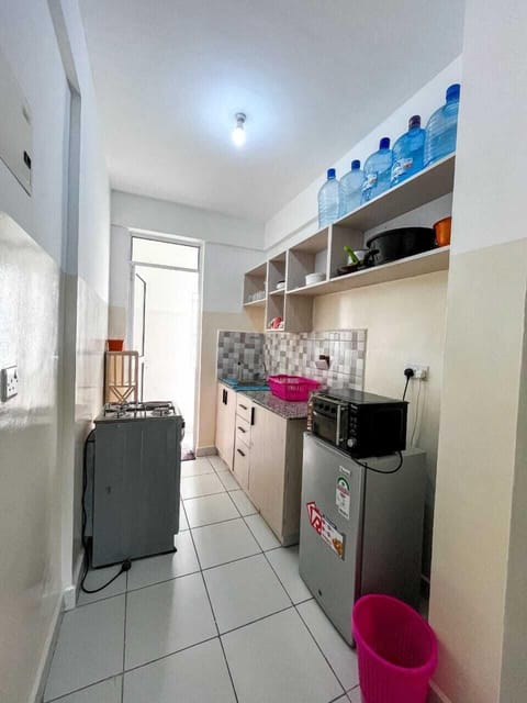 Elite Apartment, City View | Private kitchen | Fridge, microwave, cookware/dishes/utensils, dining tables