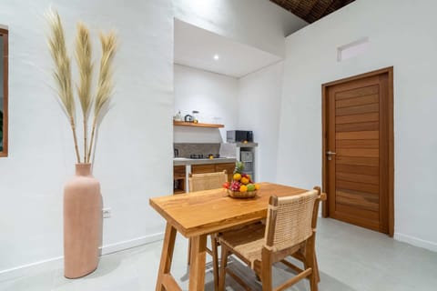 Basic Villa | Dining