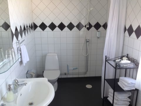 Family Room | Bathroom | Free toiletries, hair dryer, towels