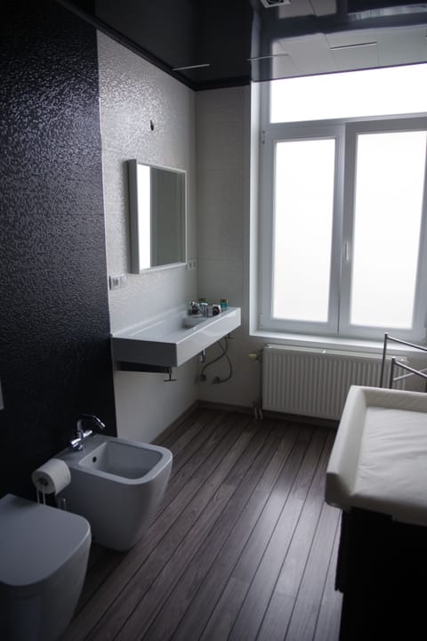 Family Room | Bathroom | Shower, free toiletries, hair dryer, slippers