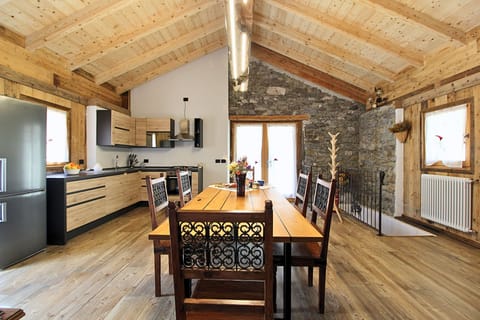 Cabin, Balcony, Mountain View | Private kitchen | Full-size fridge, dishwasher, highchair, cookware/dishes/utensils