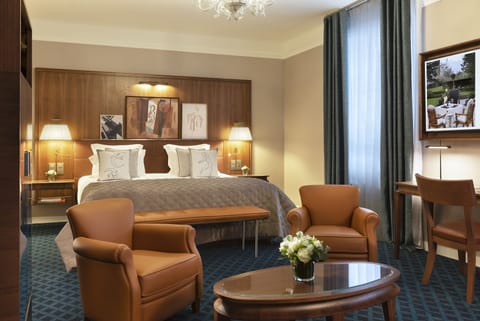 Junior Suite | Minibar, in-room safe, desk, soundproofing