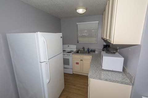 Standard Room, 1 King Bed | Private kitchen | Full-size fridge, microwave, oven, coffee/tea maker