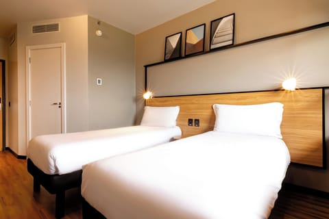 Room, 2 Twin Beds | Minibar, in-room safe, desk, free WiFi