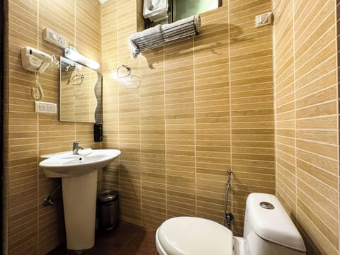 Deluxe Double Room | Bathroom | Shower, towels, soap, shampoo