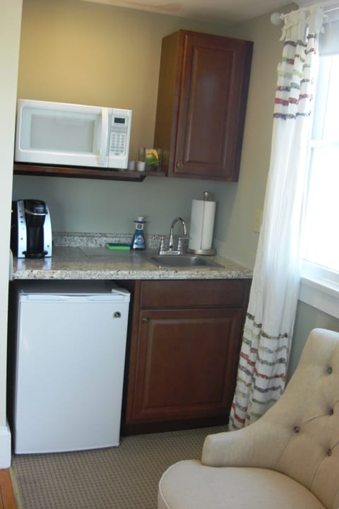 Premium Room | Private kitchenette | Coffee/tea maker