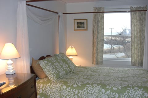 Economy Room | 1 bedroom, premium bedding, iron/ironing board, free WiFi