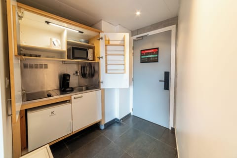 Deluxe Studio, 1 Queen Bed | Private kitchen | Fridge, microwave, stovetop, coffee/tea maker