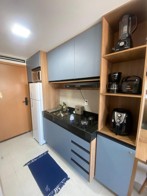 Comfort Studio, City View | Private kitchen | Fridge, microwave, stovetop, cookware/dishes/utensils