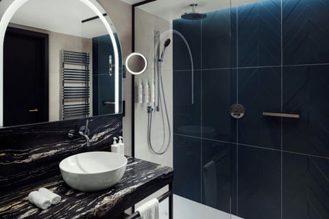 Deluxe Room, 1 King Bed | Bathroom | Free toiletries, hair dryer