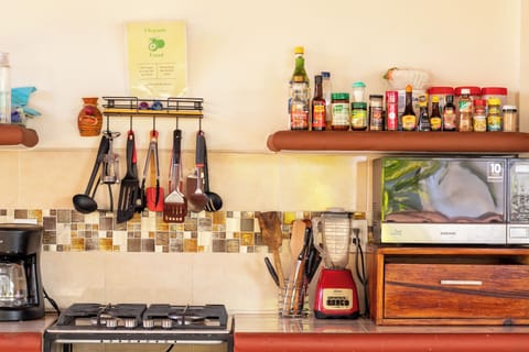 Business Room | Private kitchen | Microwave, oven, stovetop, cookware/dishes/utensils