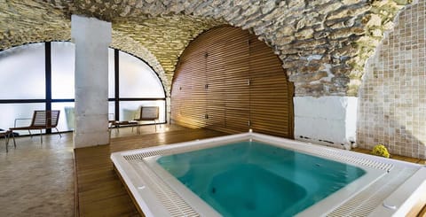 Spa tub, steam room, massages