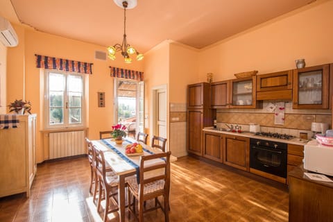 Classic House, 4 Bedrooms | Private kitchen | Fridge, microwave, oven, dishwasher