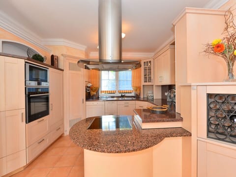 Classic House, 5 Bedrooms | Private kitchen | Fridge, oven, dishwasher, coffee/tea maker