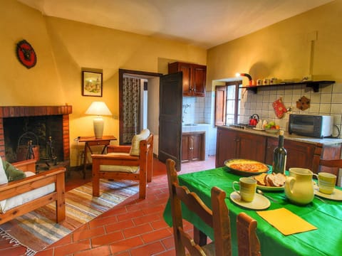 Comfort House, 2 Bedrooms | Living room | Fireplace