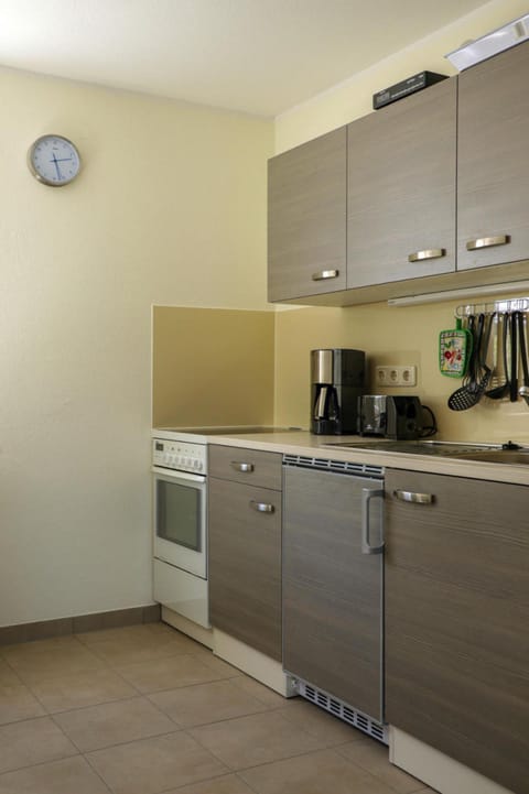 Comfort Apartment, 2 Bedrooms | Private kitchen | Fridge, oven, coffee/tea maker, electric kettle