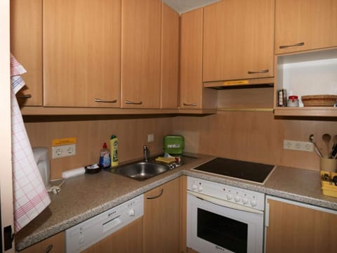 Comfort Apartment, 2 Bedrooms | Private kitchen | Fridge, coffee/tea maker, toaster, highchair