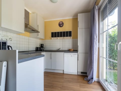 Classic Apartment, 4 Bedrooms | Private kitchen | Fridge, microwave, oven, dishwasher