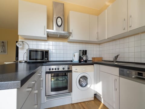 Comfort Apartment, 3 Bedrooms | Private kitchen | Fridge, microwave, oven, dishwasher