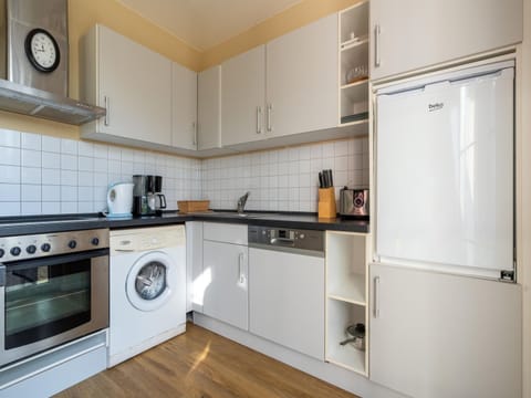 Comfort Apartment, 3 Bedrooms | Private kitchen | Fridge, microwave, oven, dishwasher